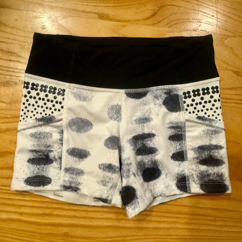 Lululemon Size 2 White and Black Booty Shorts with pockets